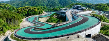 Un multimillonario quería su propio autódromo así que taló una montaña para crearló. Ahora tiene el Disneyland de los amantes de los coches 