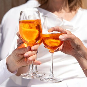 Si te gusta el Aperol Spritz no puedes dejar de probar este licor de cóctel perfecto para un tardeo con amigos a la fresca 