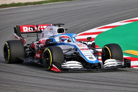 El rojo se abre paso en el nuevo Williams FW43, un coche para rescatar al equipo del farolillo rojo de la Fórmula 1