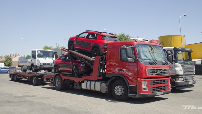 Grúa trasladando coches