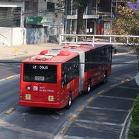 Da igual que sea una emergencia, el gobierno de CDMX no te deja justificar que invadas el carril del Metrobús: esta es la multa