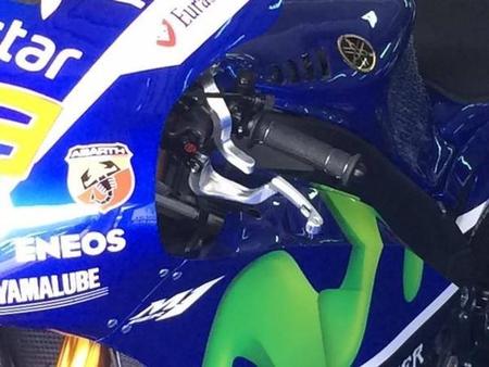 Jorge Lorenzo prueba un freno trasero en la mano izquierda