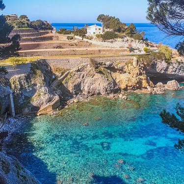 El pueblo cornisa más bonito de España: colgado de un acantilado sobre aguas turquesas desde hace mil años 