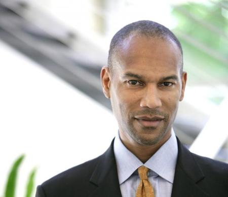 Tony Prophet, vicepresidente de operaciones de HP, llega al departamento de Marketing de Windows