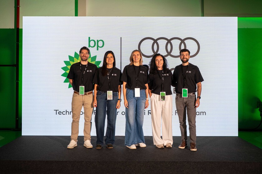 Tecnici di bp mostrano i nuovi combustibili rinnovabili in pista durante un evento al Jarama