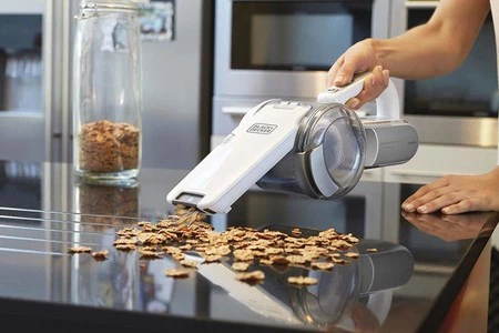 Oferta del día en el aspirador de mano Black & Decker PV1820L-QW, con cabezal pivotante, que hasta medianoche cuesta 74,35 euros en Amazon