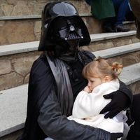 "Yo soy tu madre": la genial foto de una mamá Darth Vader amamantando a su hija de dos años