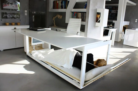 Una cama bajo la mesa de trabajo