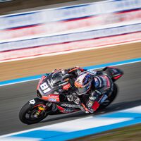 Manu González se exhibe en Jerez para volverse a poner líder de Moto2 y duro accidente del colombiano David Alonso 