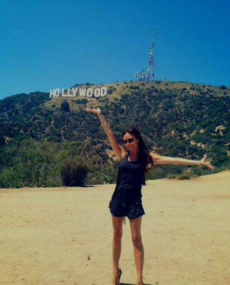 Vicky Beckham perfecciona lo de la sonrisa ¡Y sin tacones!