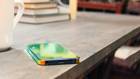 Película iridiscente para no aburrirte nunca del color de tu iPhone