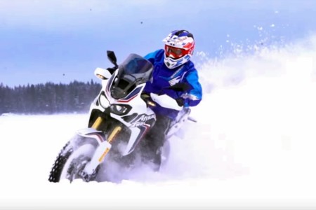 Este vídeo de la Honda Africa Twin en Finlandia no te dejará helado precisamente