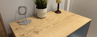 Mis mesitas de noche no se podían pegar a la pared: lo solucioné con un enchufe con bisagra