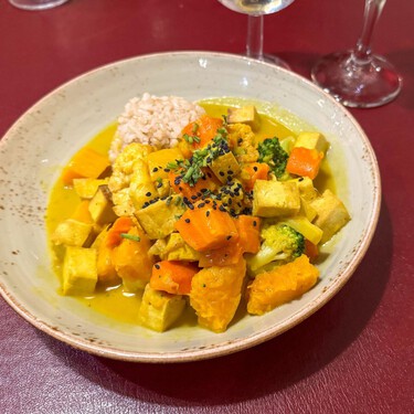 Hace 45 años ser vegetariano era muy extravagante, pero este restaurante de Barcelona ya renunció por completo a la carne 