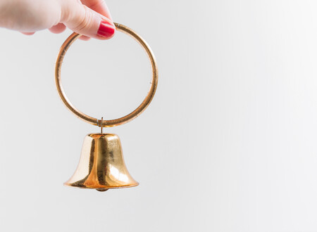 Mujer Sosteniendo Pequena Campana Mano