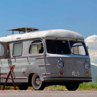 Sí, existió una furgoneta camper con motor Porsche en 1955, es rarísima y ahora está a la venta