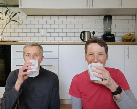 Pareja que vive sin muebles