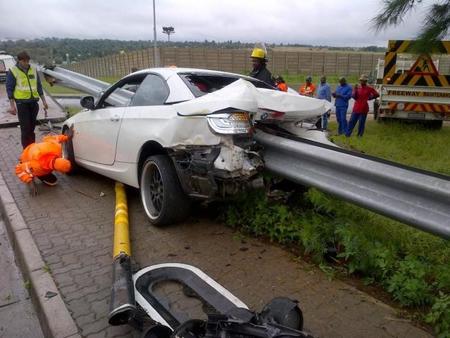 Dolorpasión™: El BMW 335i atravesado por un guardarraíl