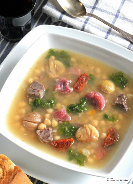 Cocido gallego con garbanzos, castañas y kale. Receta reconfortante de otoño