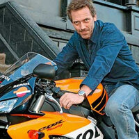 El doctor House es un friki de las motos en la vida real. Iba al trabajo en una Honda a lo MotoGP y tenía varias Triumph carísimas en su garaje