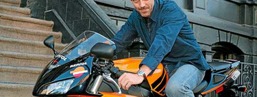 El doctor House es un friki de las motos en la vida real. Iba al trabajo en una Honda a lo MotoGP y tenía varias Triumph carísimas en su garaje
