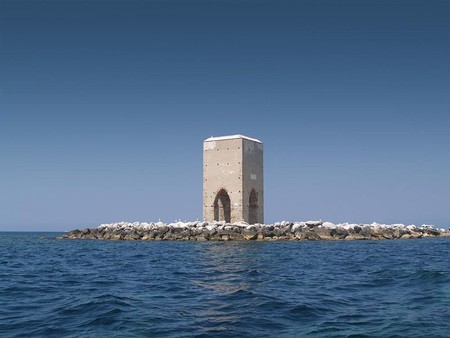 La Torre Meloria, una extraña torre situada en un pequeño islote italiano