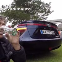 ¿Quiéres ver qué le pasa a este periodista que se bebe el agua del escape del Toyota Mirai?