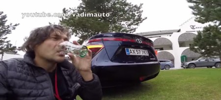 ¿Quiéres ver qué le pasa a este periodista que se bebe el agua del escape del Toyota Mirai?