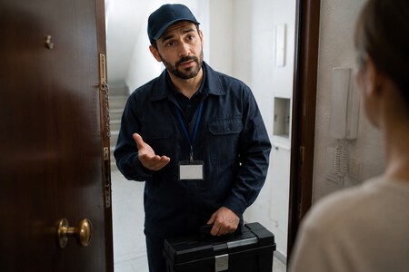 Tecnico Queriendo Entrar En Casa