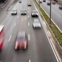 Tu auto ya tiene tecnología que puede prohibirte ir por encima del límite de velocidad. Es cuestión de tiempo para que se active