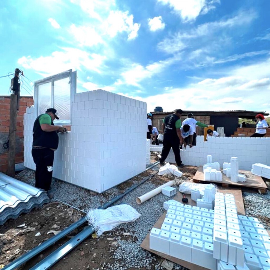 Tiene nueve hijos y 12 nietos: su casa se construyó en 15 horas con plástico reciclado y cuenta con placas solares