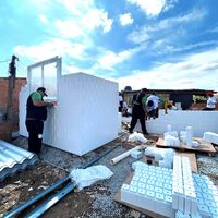 Tiene 9 hijos y 12 nietos: construyó su propia casa en 15 horas con plástico reciclado y le puso hasta placas solares