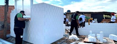 Esta abuela construyó su casa en apenas 15 horas con dos toneladas de plástico reciclado y la equipó con paneles solares