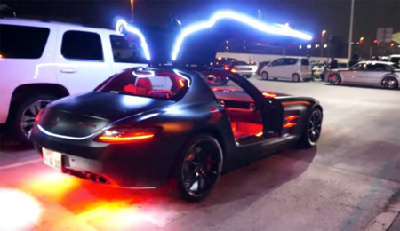 Esto es un Mercedes-Benz SLS AMG con más LED que un árbol de Navidad
