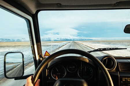 Conducir sobre hielo y nieve: las recomendaciones de la DGT para hacerlo con seguridad
