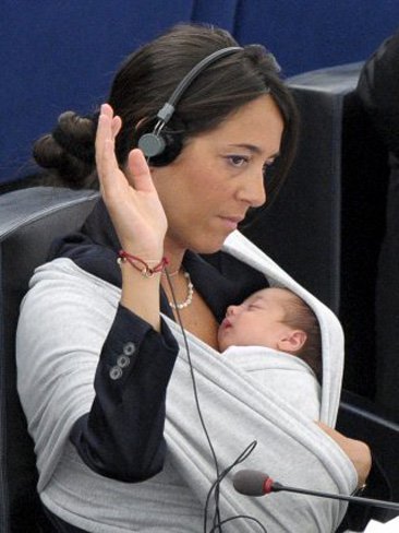Al Parlamento Europeo con su bebé a cuestas