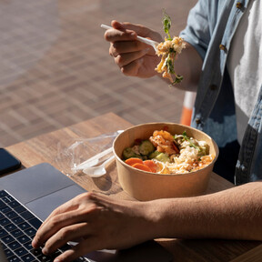 Ni delivery, ni bocadillos: volvemos a la rutina de comer en la oficina con un tupper eléctrico que mantiene la comida caliente 