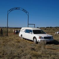 Una carrera clandestina era tan popular que hasta participó un coche fúnebre. La policía detuvo a los participantes.