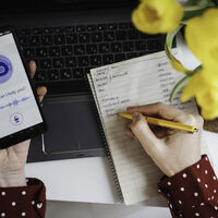 Pesquisadores da Universidade da Pensilvânia testaram 442 pessoas criando com e sem IA e a pergunta era simples: será que a IA nivela todo mundo ou os criativos continuam no topo? 