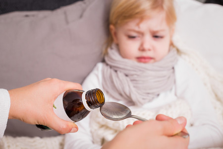 ¿Tu hijo no quiere tomar las medicinas? Te damos algunos consejos