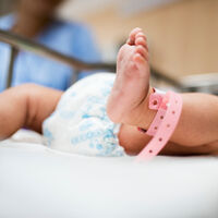 Despiden a una enfermera por publicar la foto de un recién nacido con un defecto de nacimiento en redes sociales 