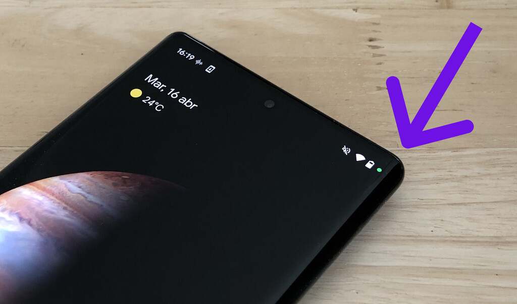 Qué significa el punto verde o naranja que sale a veces en la parte superior del móvil