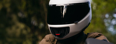 El invento español que puede cambiar las motos para siempre: un casco con "pulmones", como los coches, pero en el casco