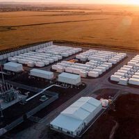 Hoy, el negocio más rentable de Tesla no es vender coches sino almacenar energía. BYD también quiere comerle la tostada en esto