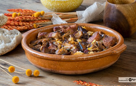 Receta tradicional de sopas mallorquinas, una cazuela caliente a base de pan y carnes