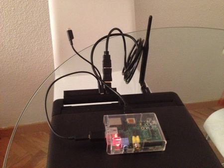 Demostración de que es posible alimentar la Raspberry Pi desde el Lapdock a través de uno de los conectores USB