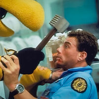 Stallone, Schwarzenegger y Bruce Willis rechazaron esta peli, y con razón, porque fue uno de los mayores fracasos de Jean-Claude Van Damme, Muerte Súbita