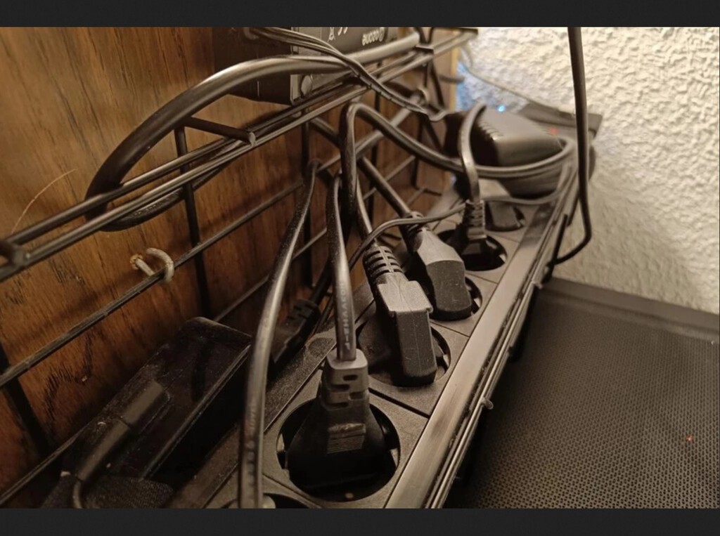 "Puede generar incidentes eléctricos graves": Endesa advierte sobre esta peligrosa costumbre al usar regletas eléctricas en casa 