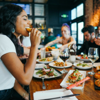 En su obsesión saludable, la generación Z está provocando algo: que las reservas para cenar a las 18:00 aumenten