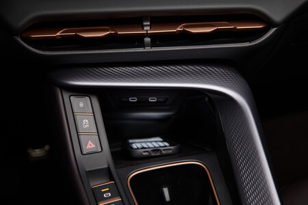 CUPRA Terramar cargador smartphone